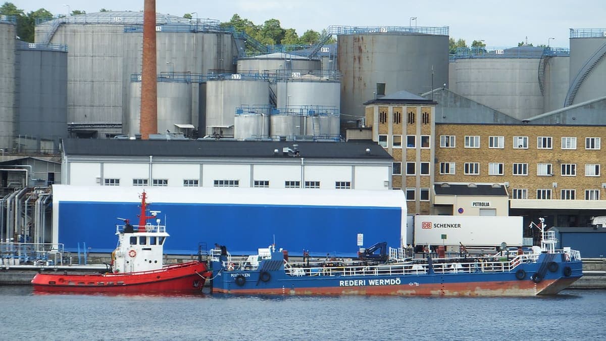 A bunker barge refuelling a large container ship
